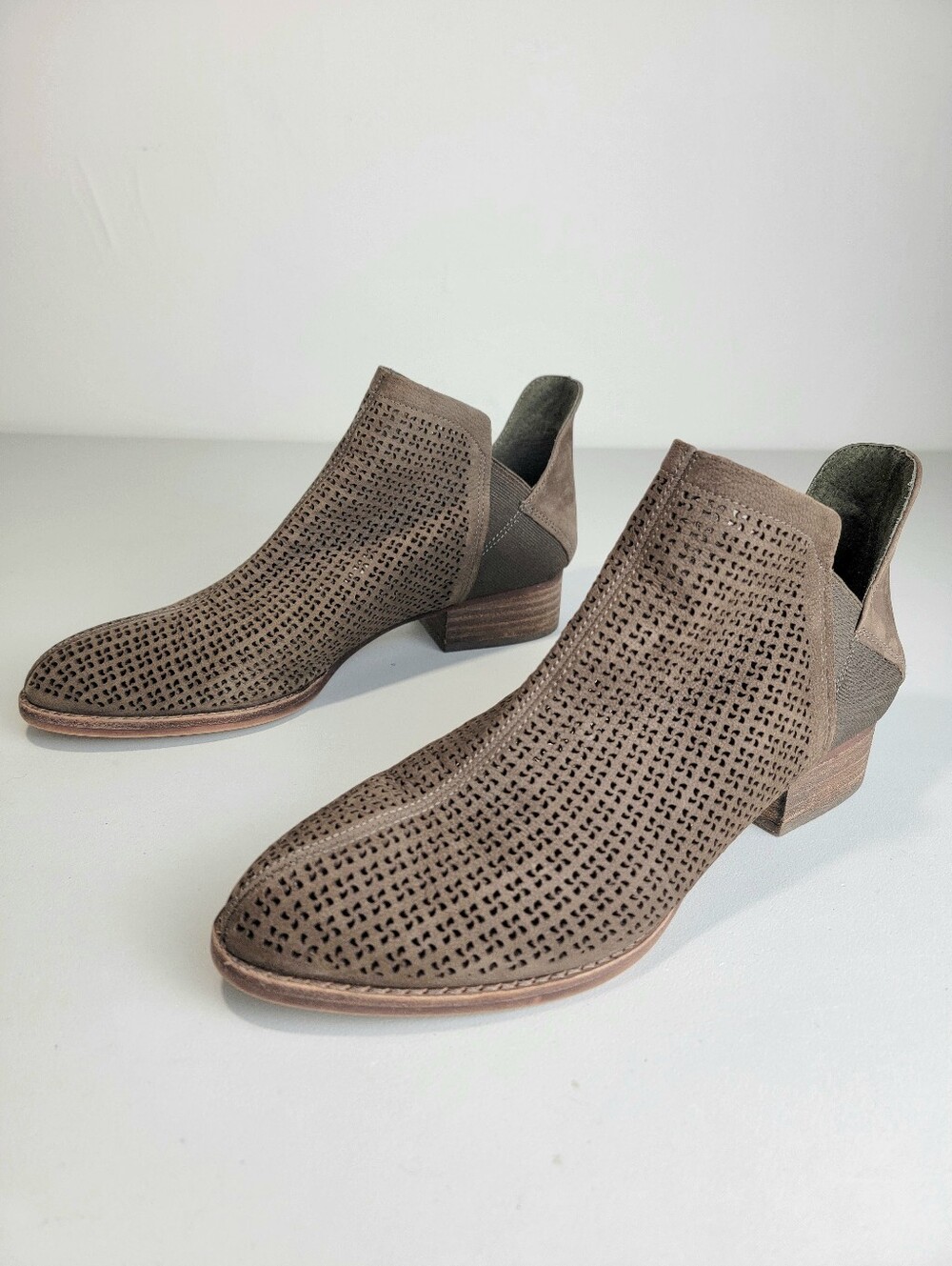 Vince Camuto Celena Brown Laser-Cut Nubuck Chelsea Ankle Boots Booties Sz 9 M